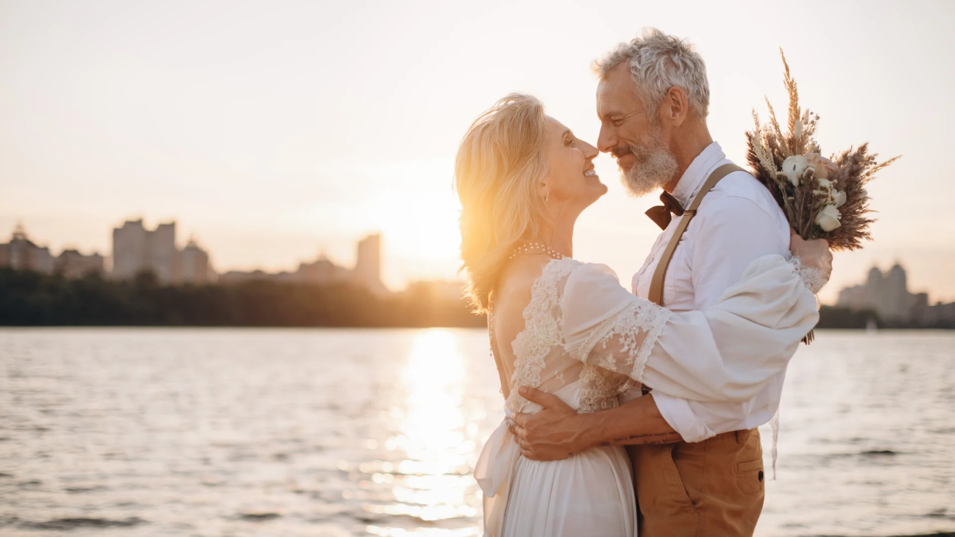 Aelteres Paar heiratet