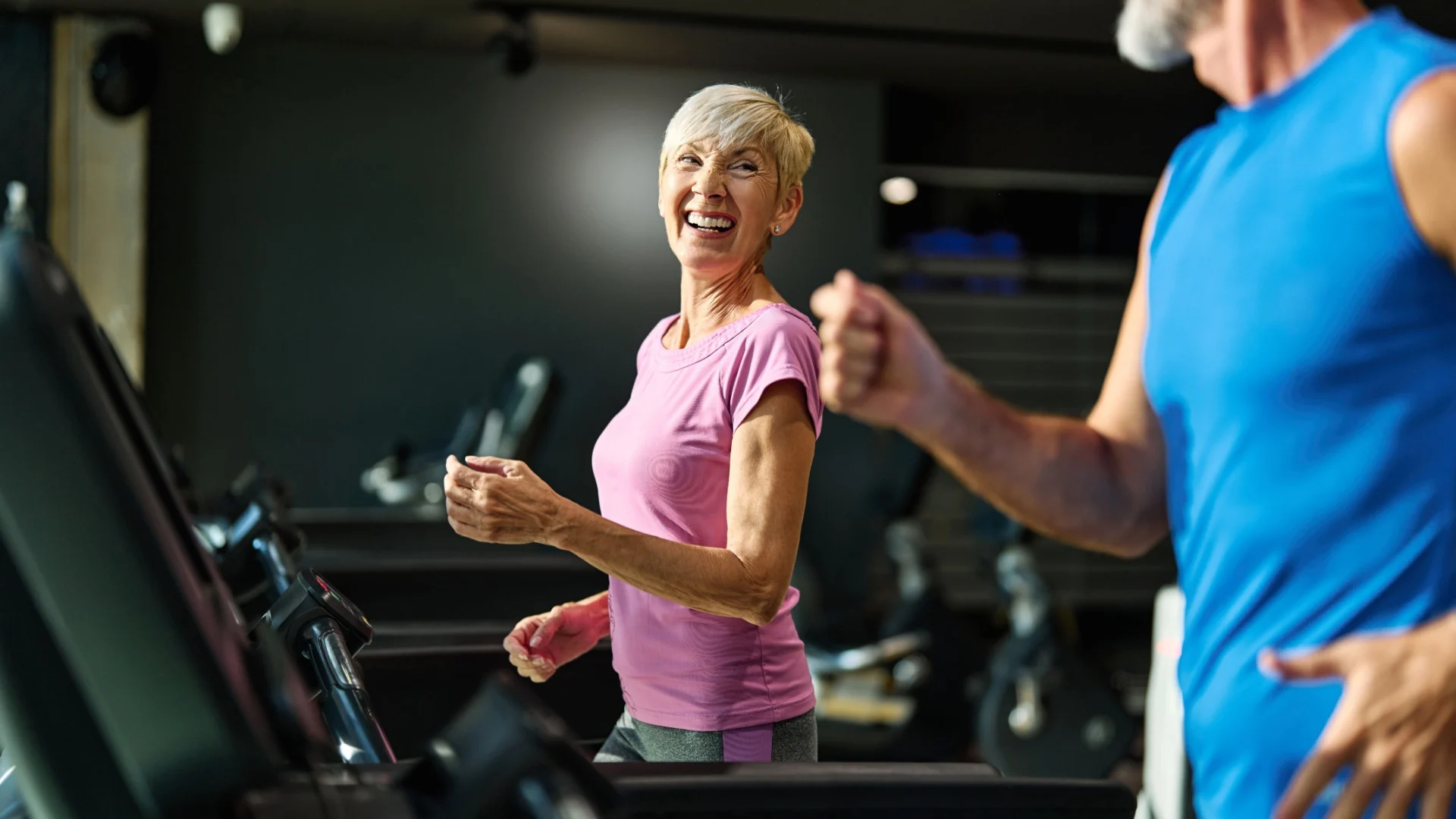 alte Frau im Fitnessstudio