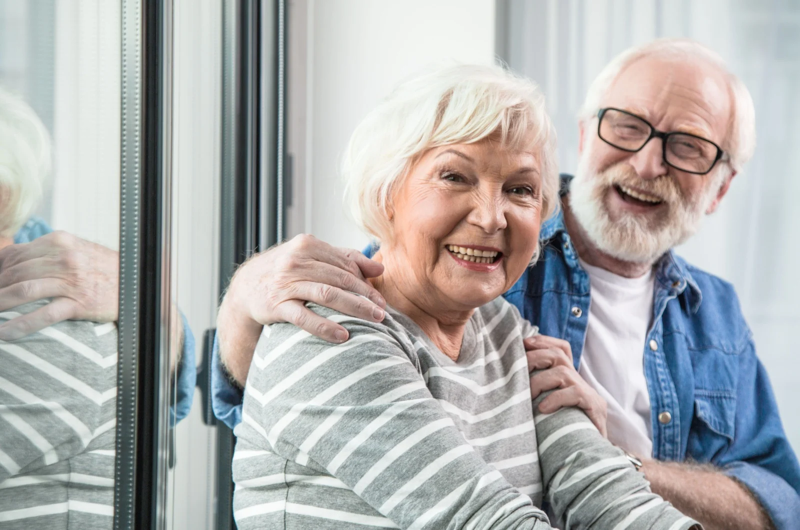 Aelterer Mann und Frau