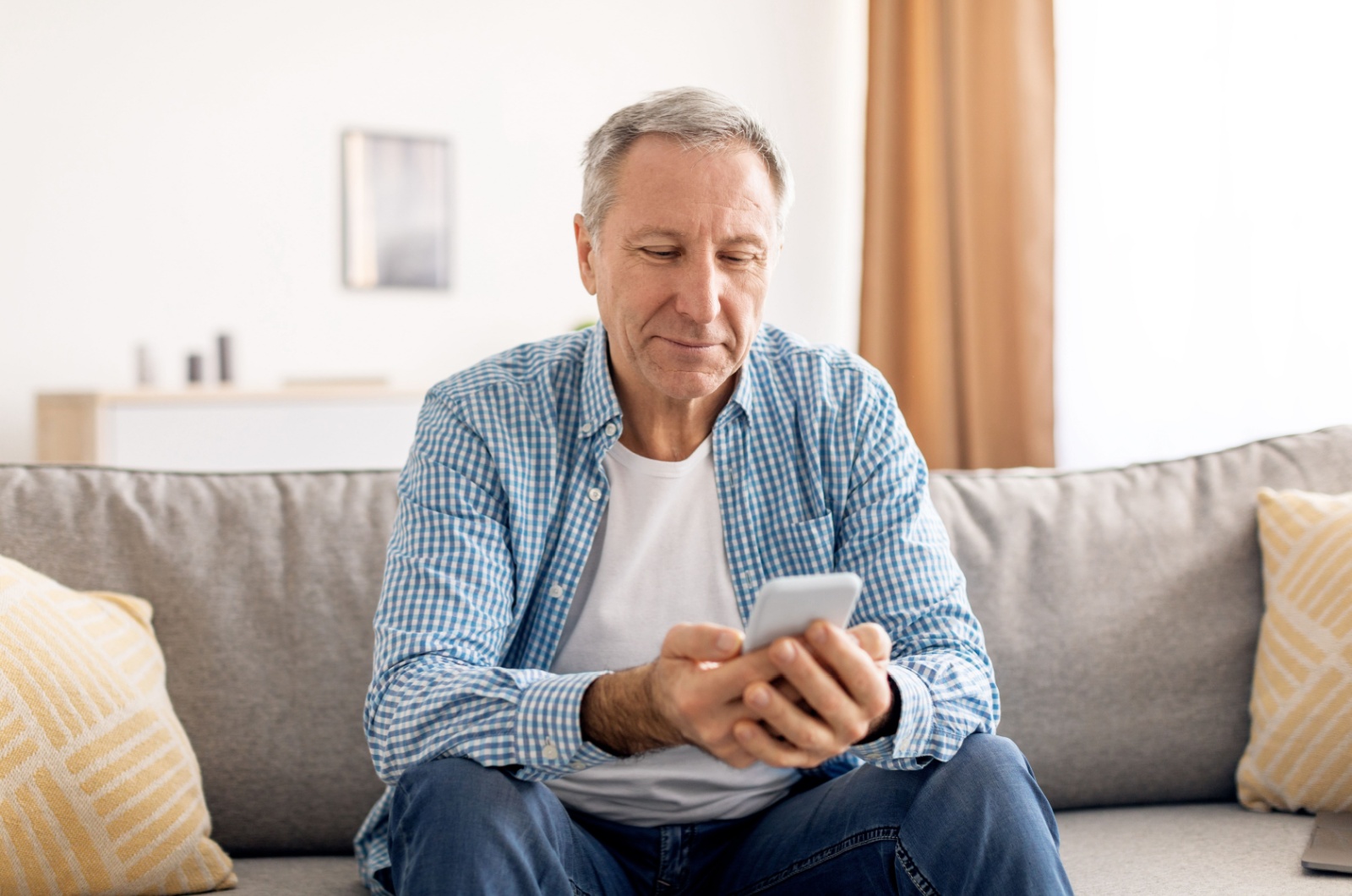 Alter Mann, der Telefon benutzt