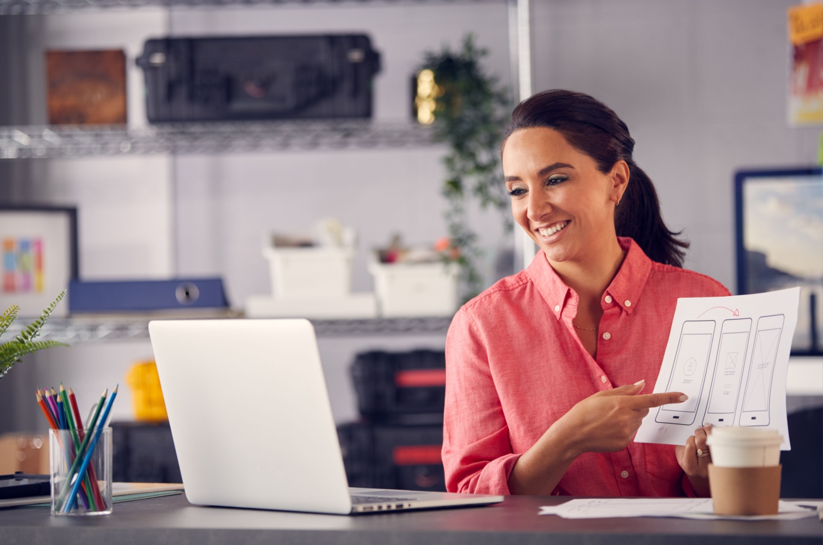 Frau arbeitet an einem Laptop