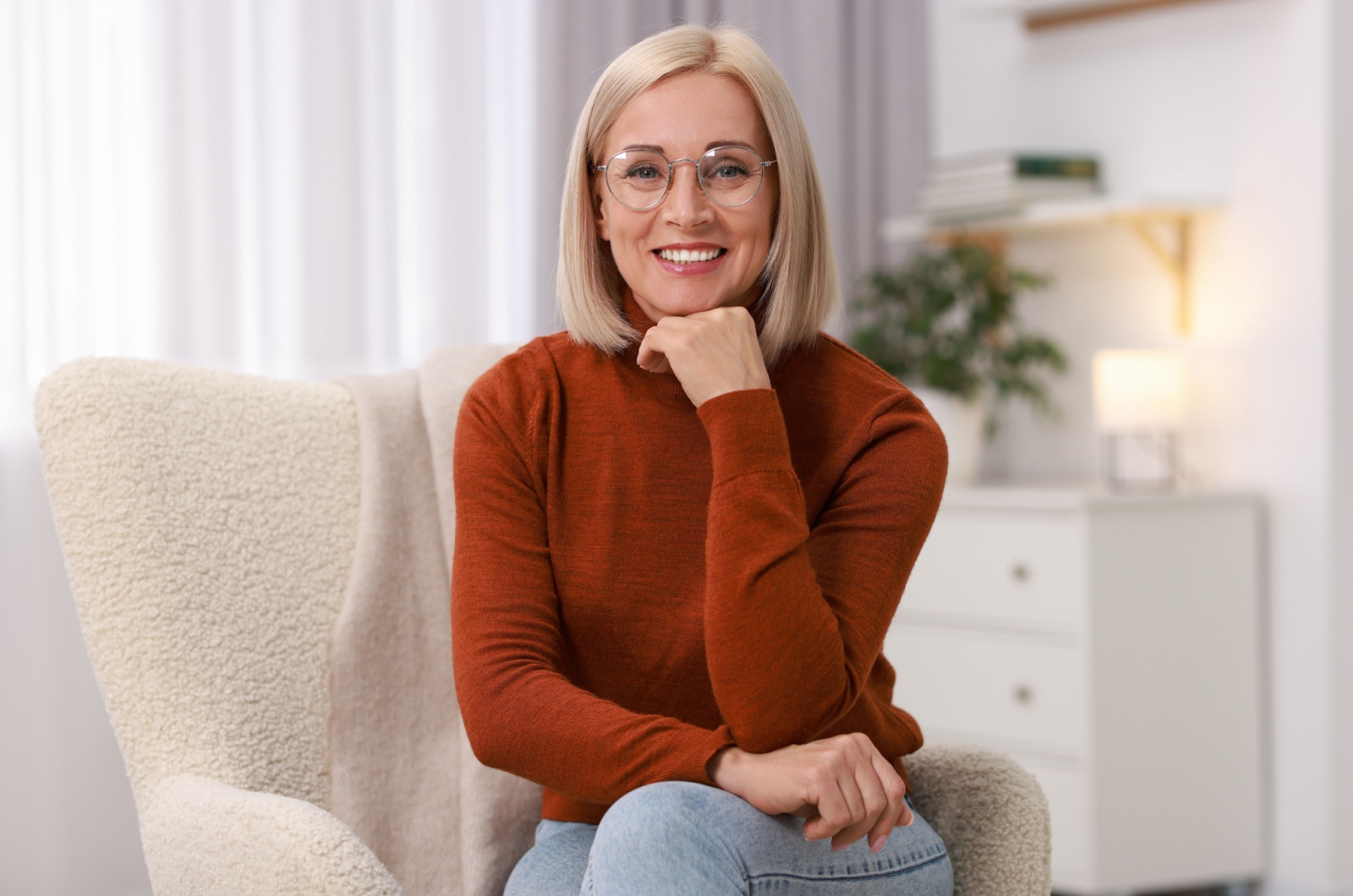 Frau mittleren Alters im Haus laechelnd