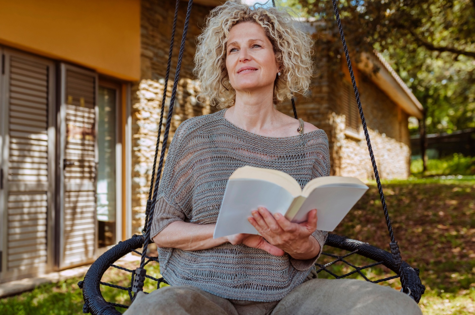 Frau mittleren Alters liest