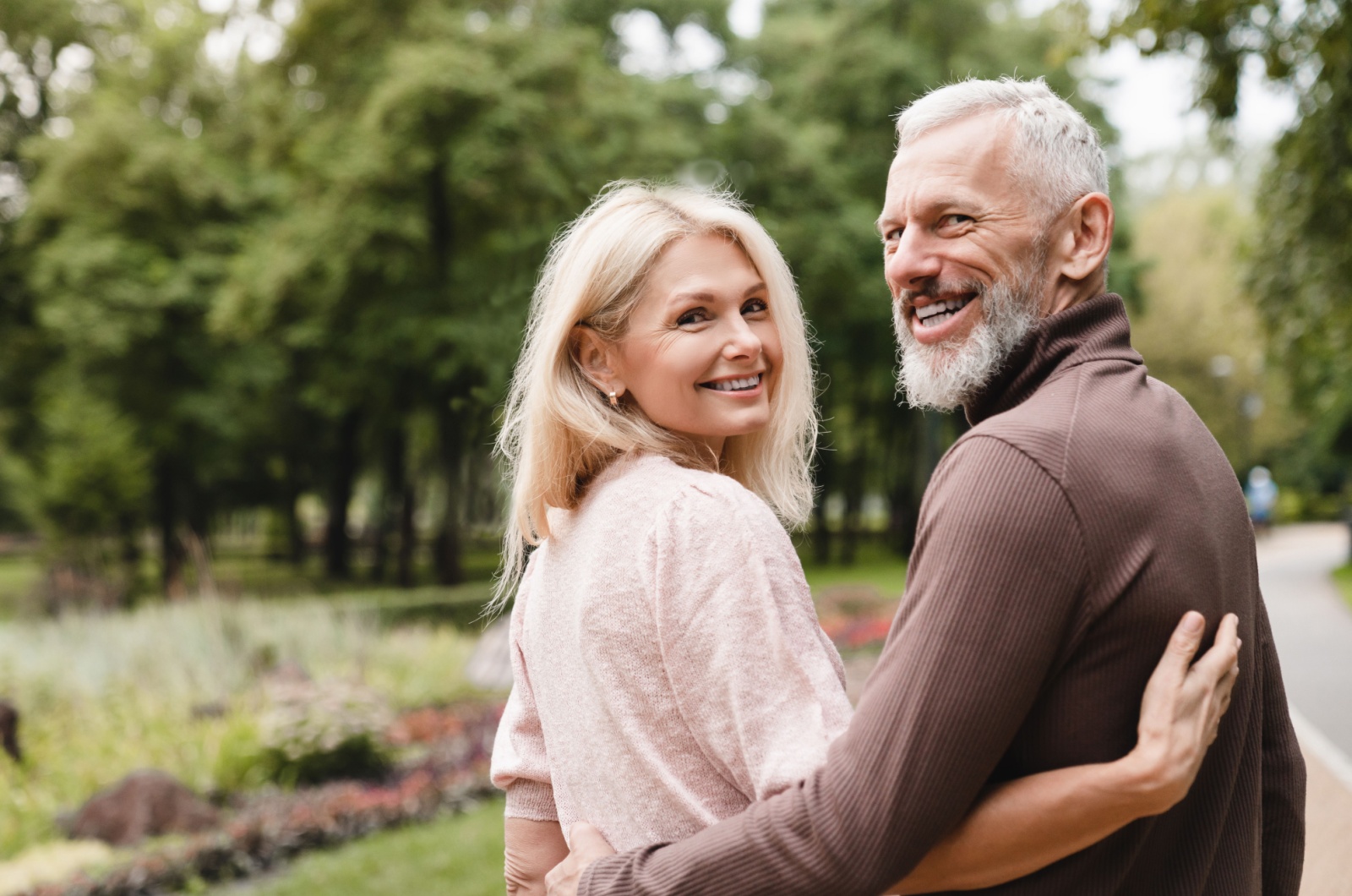 Frau mittleren Alters und Mann im Park