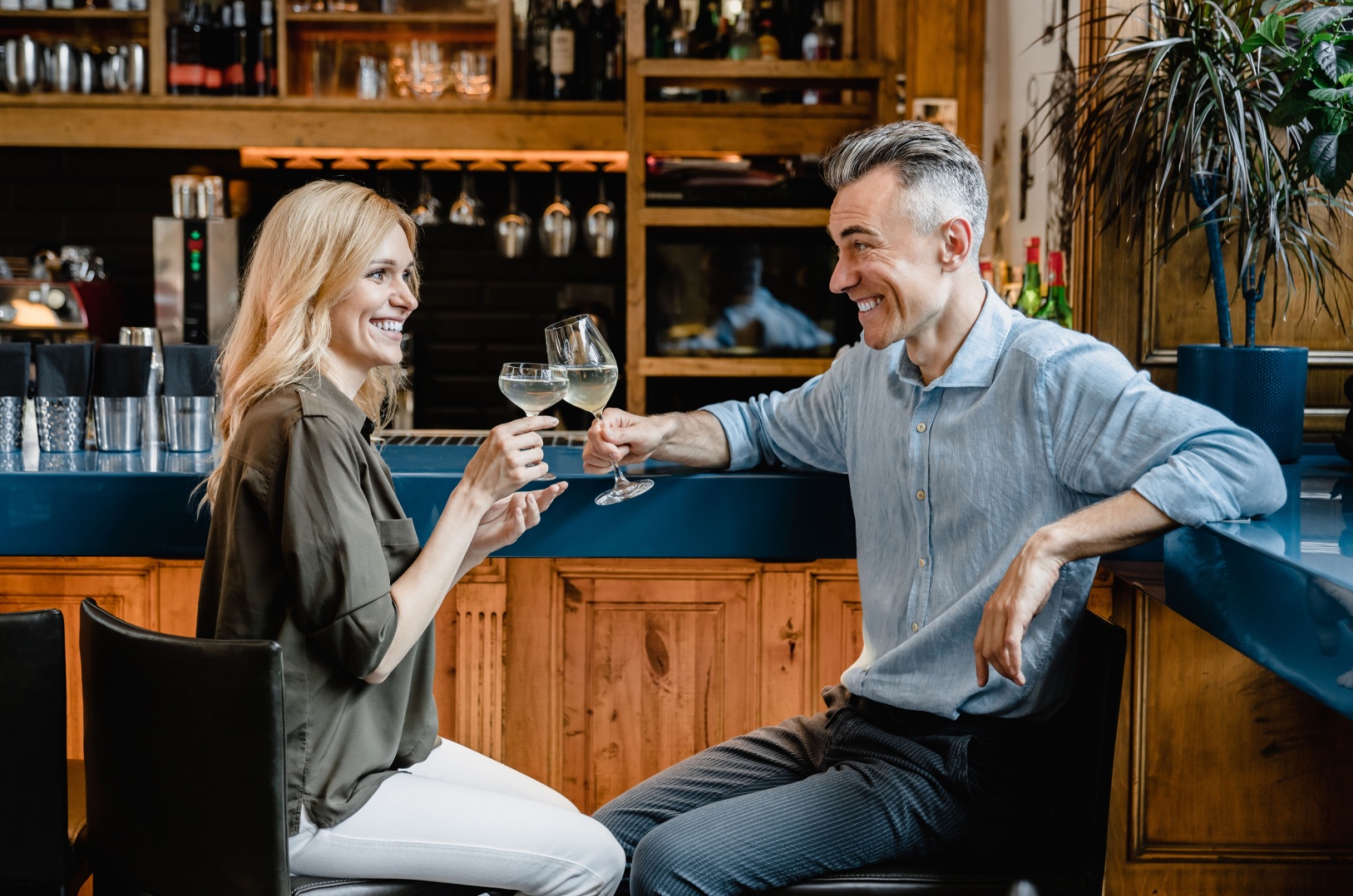 Frau mittleren Alters und Mann in der Bar