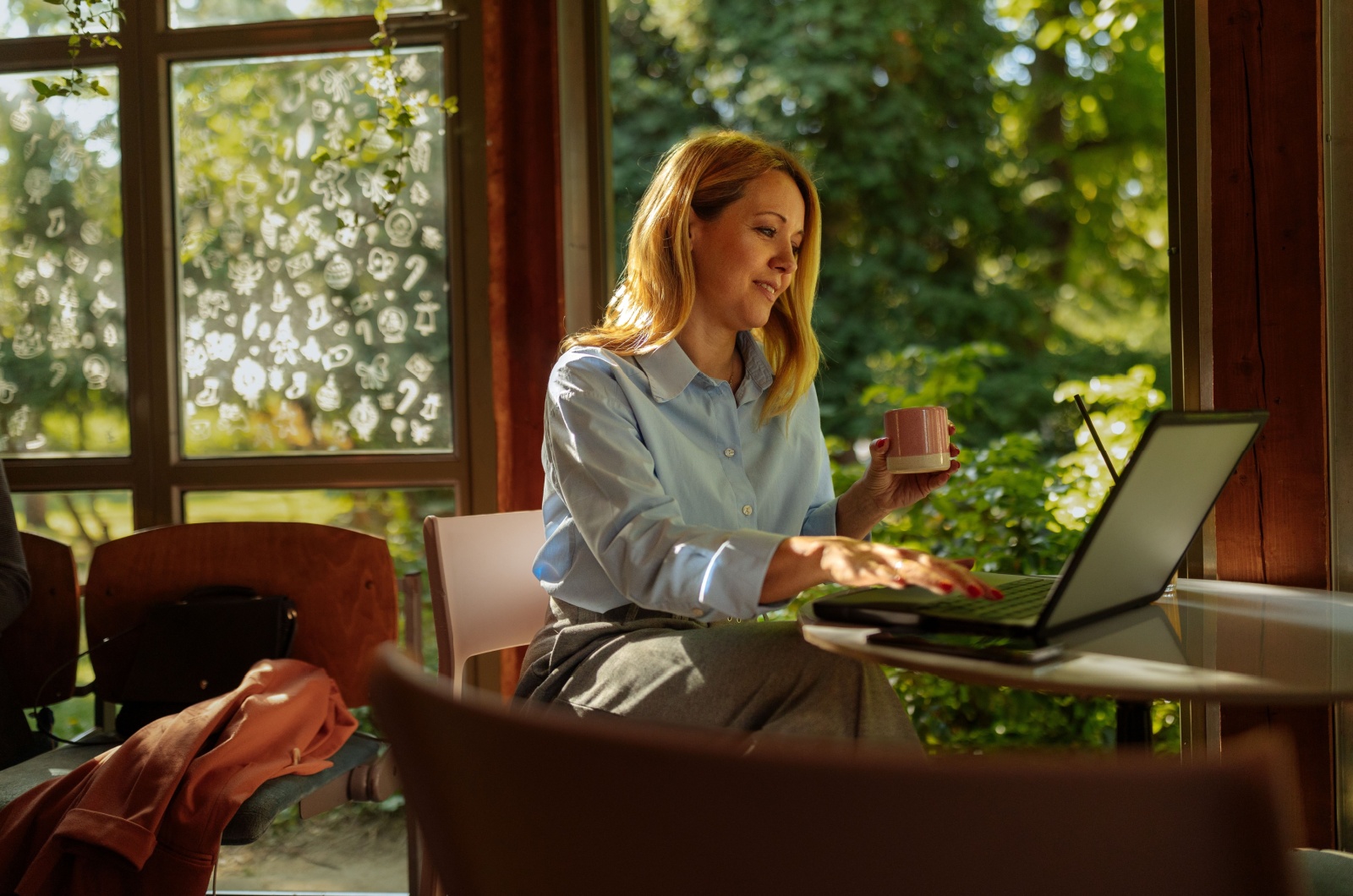 Frau tippt auf Laptop