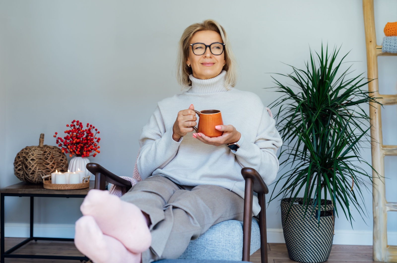 Frau trinkt Tee