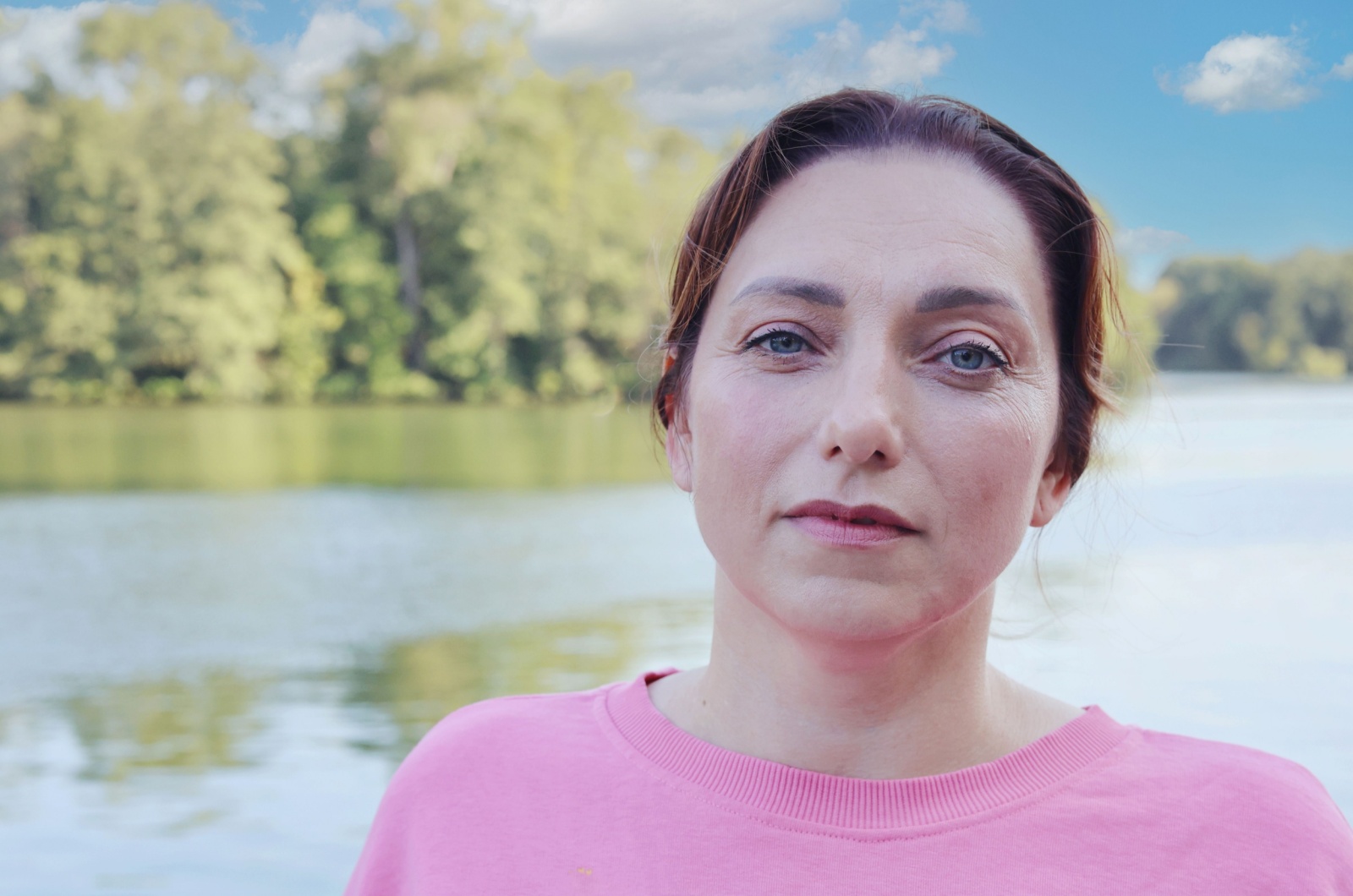 Frau ueber 40 in der Naehe des Flusses