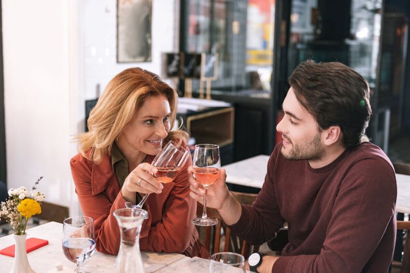 Frau ueber 40 und junger Mann