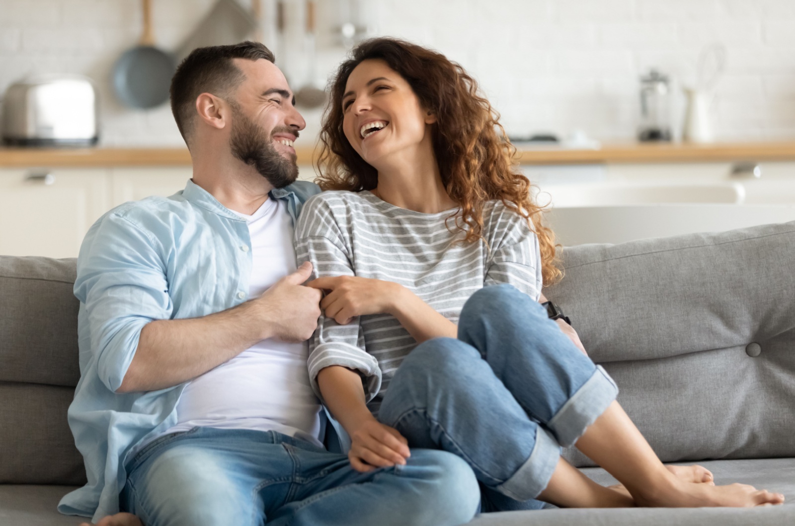 Frau und Mann auf der Couch