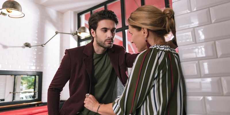 Frau und junger Mann