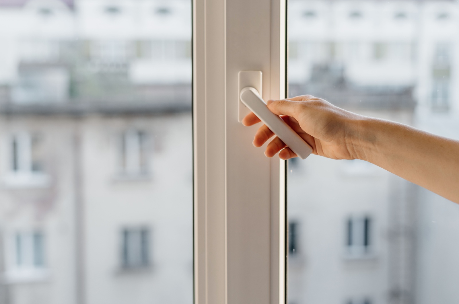 Frau verriegelt Fenster