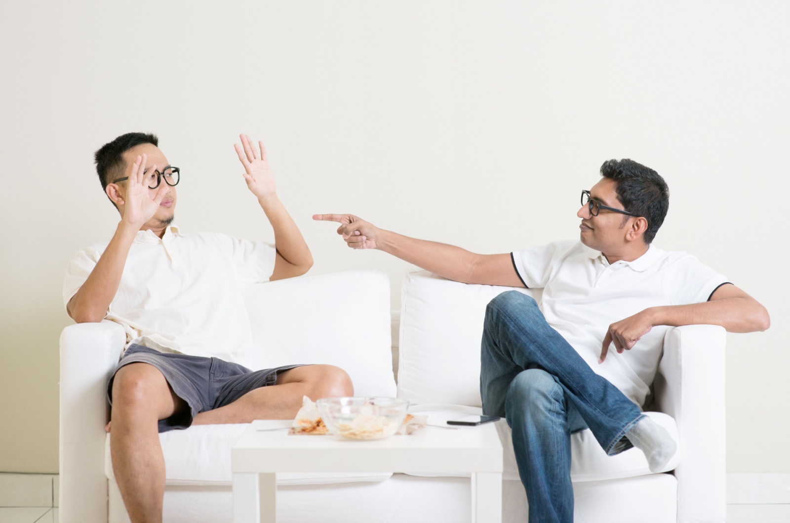 Freunde streiten im Haus