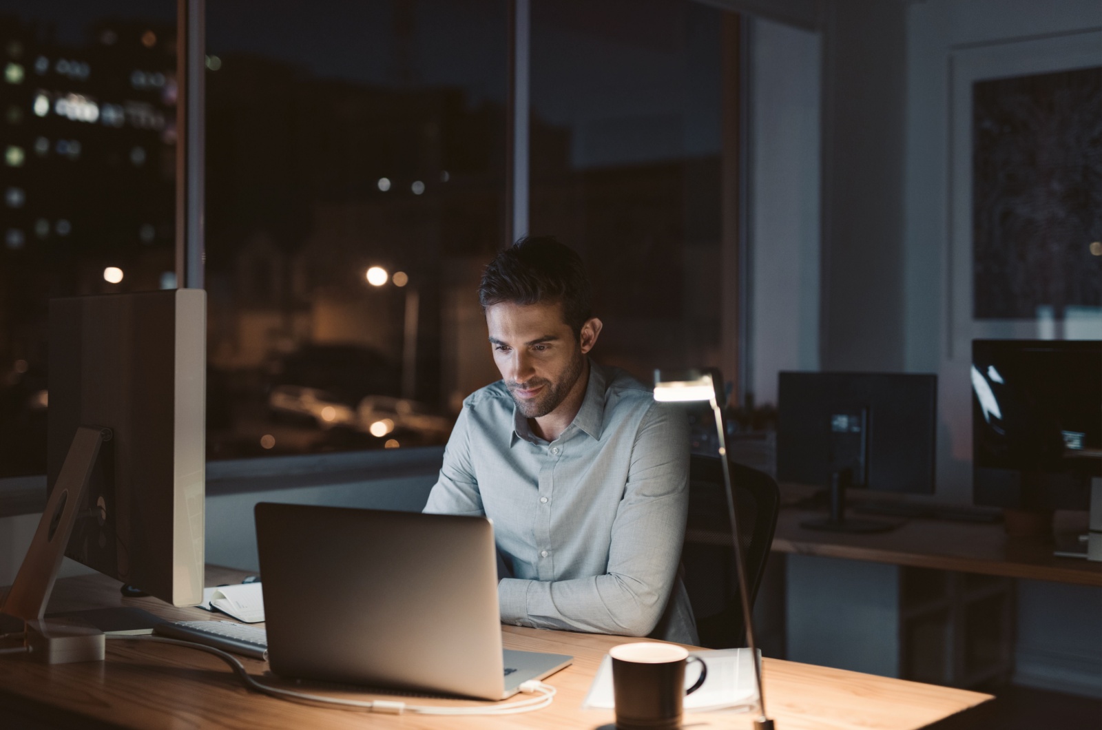 Mann arbeitet spaet in der Nacht