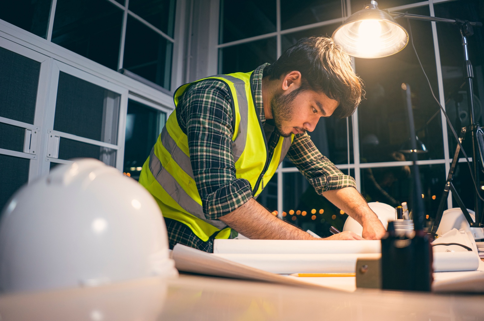 Mann, der hart arbeitet