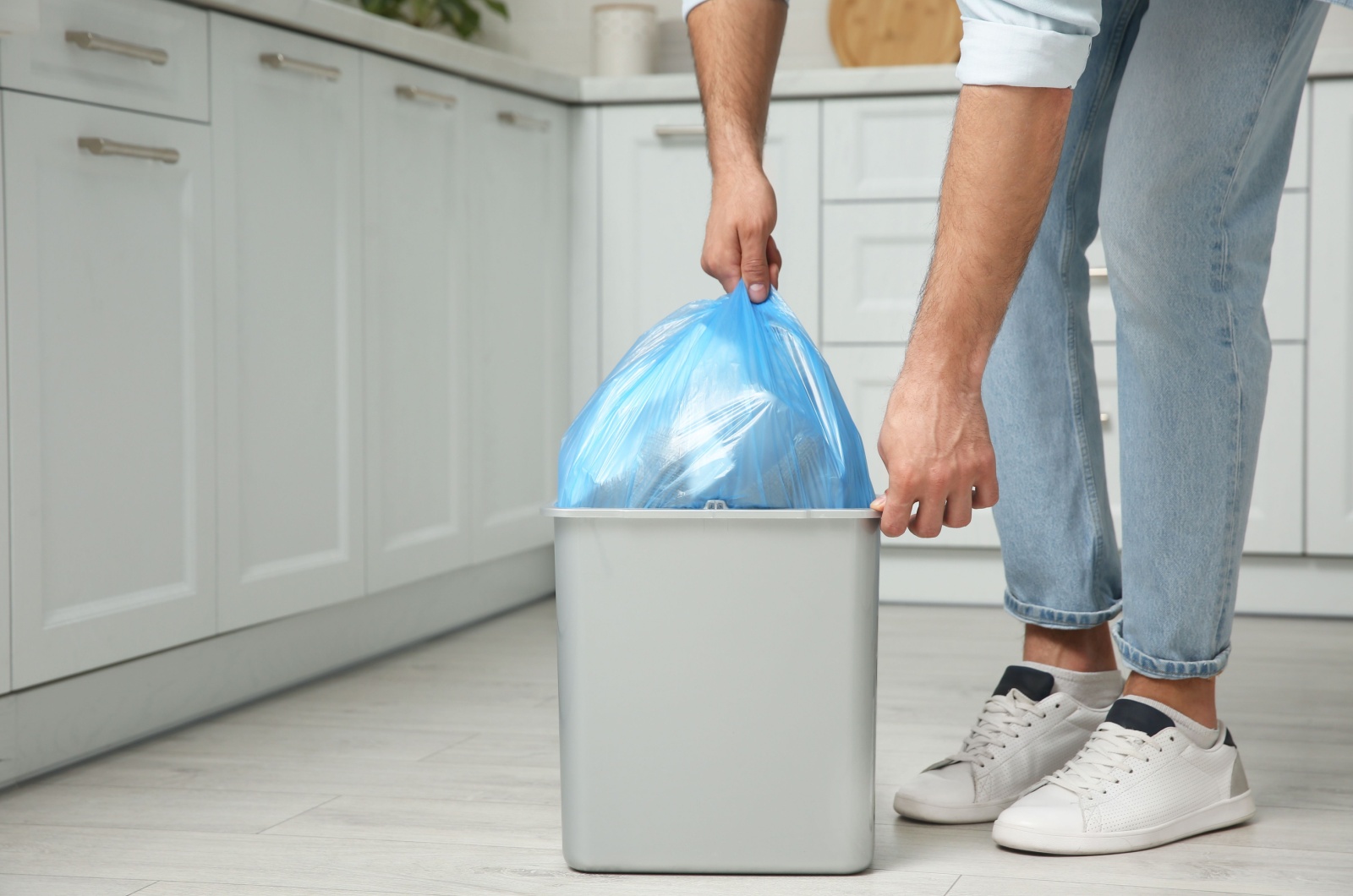 Mann holt Muellsack heraus