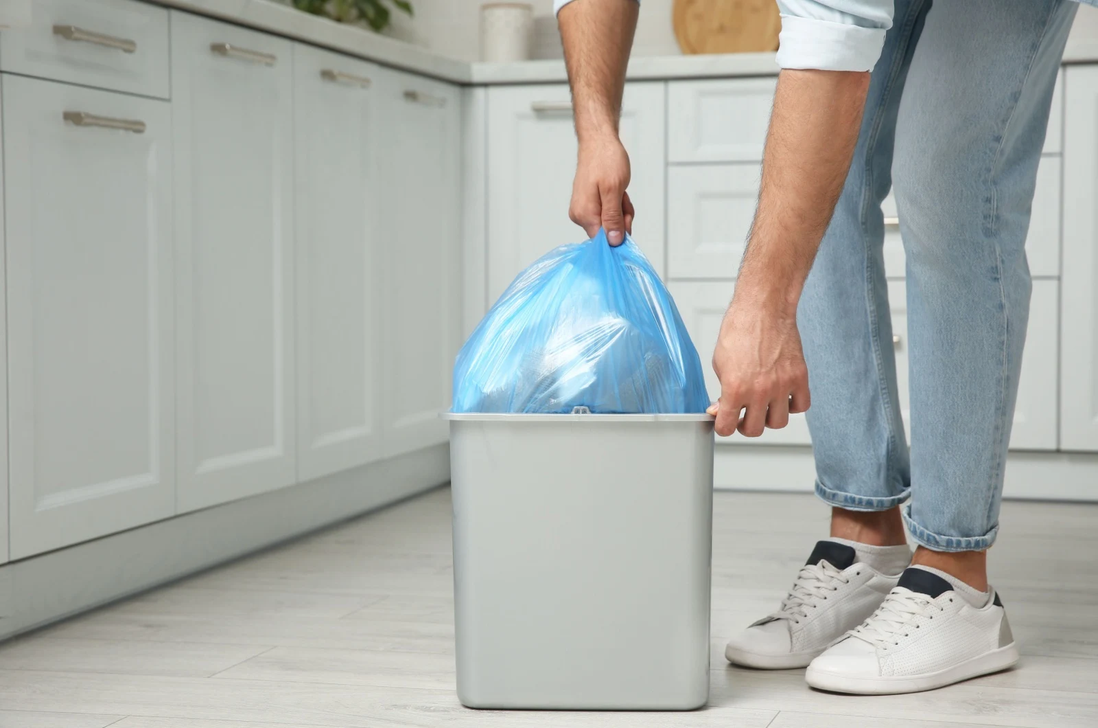 Mann holt Muellsack heraus