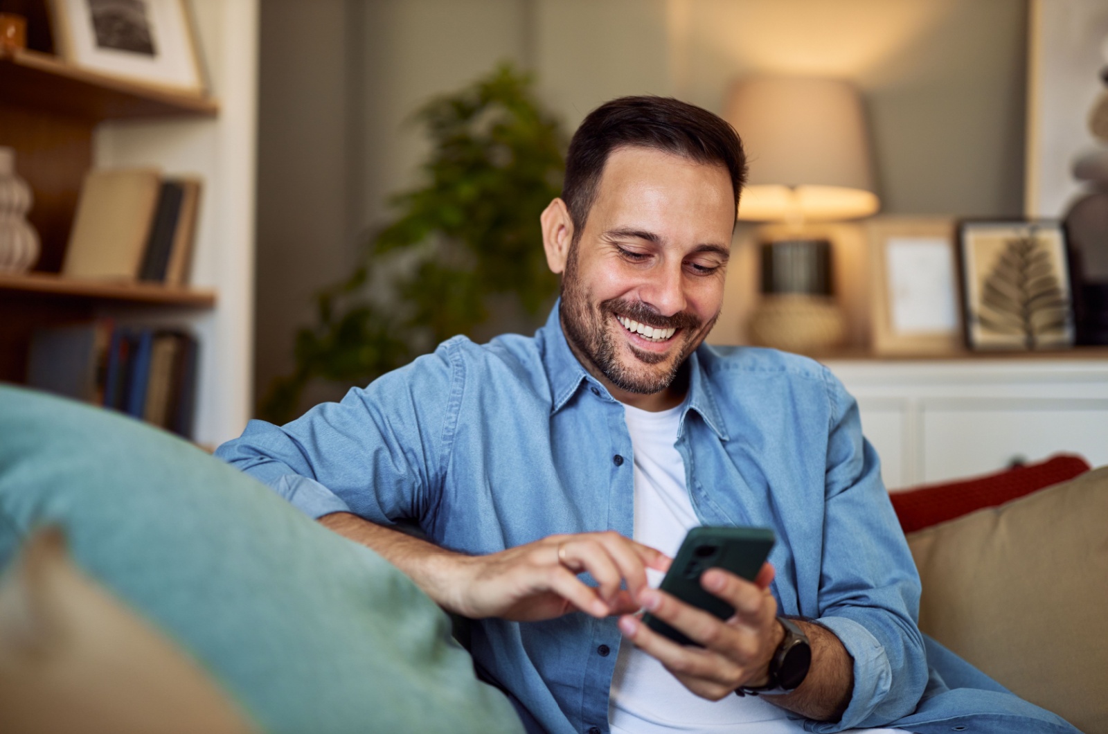 Mann schreibt SMS auf dem Handy