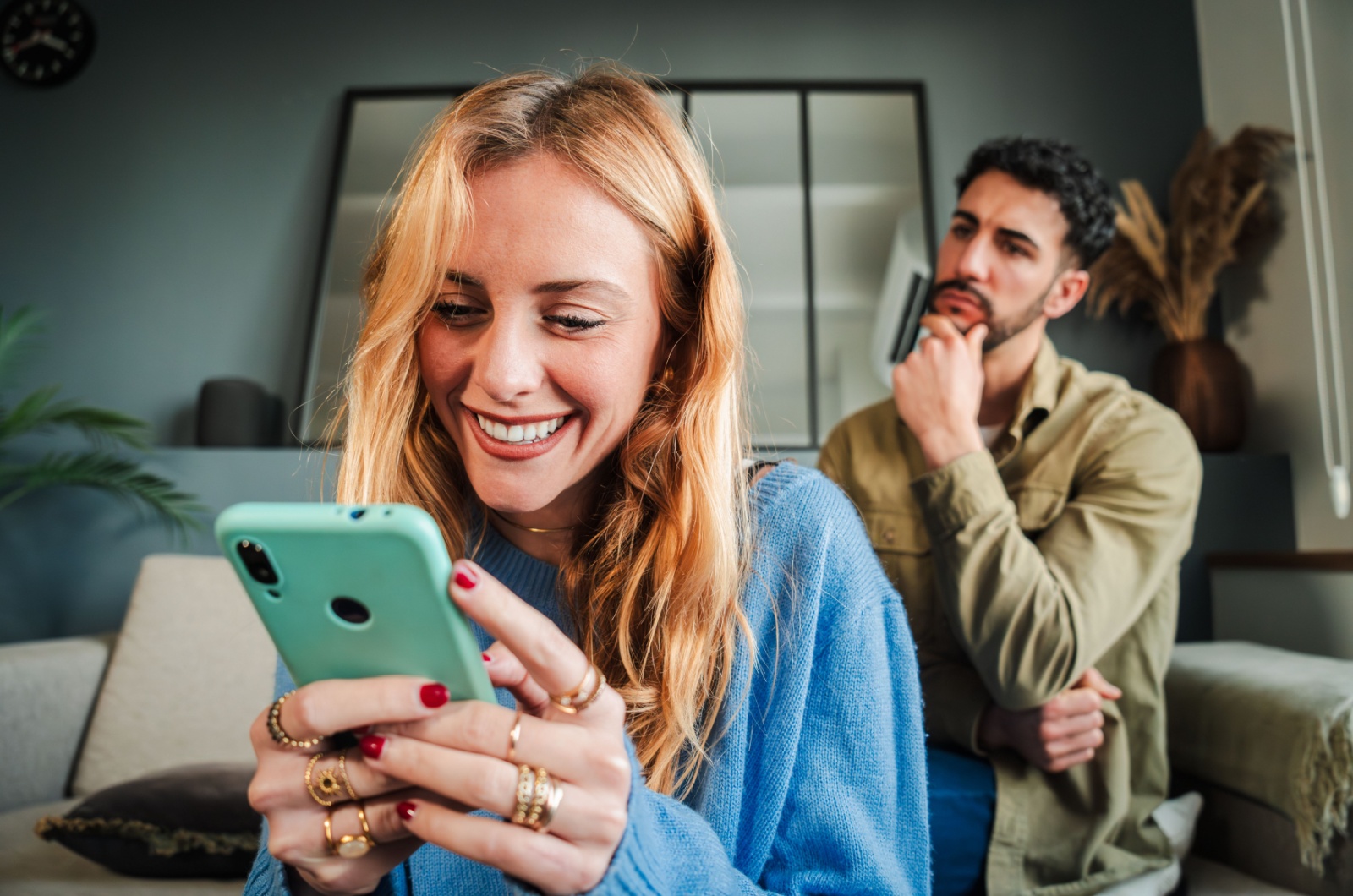 Mann spioniert Telefon einer Frau aus