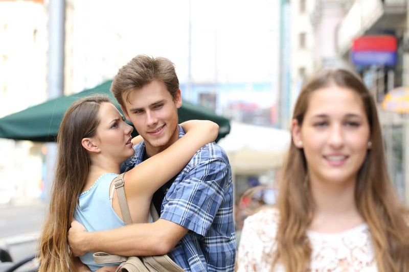 Mann starrt Frau an