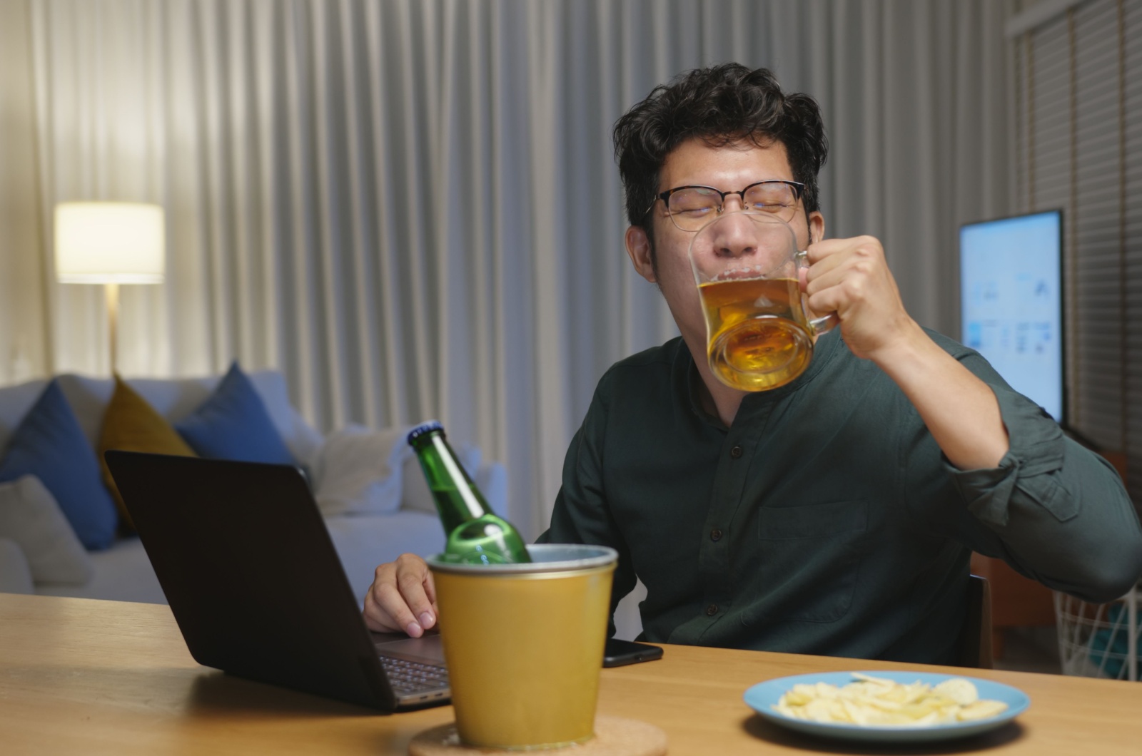 Mann trinkt Alkohol im Haus