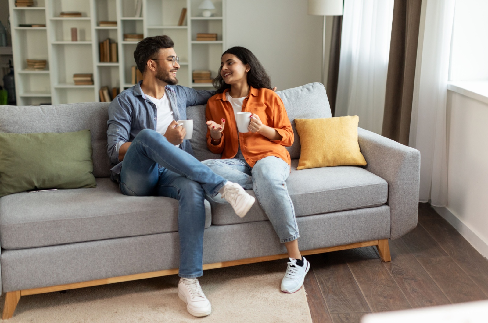 Mann und Frau auf der Couch