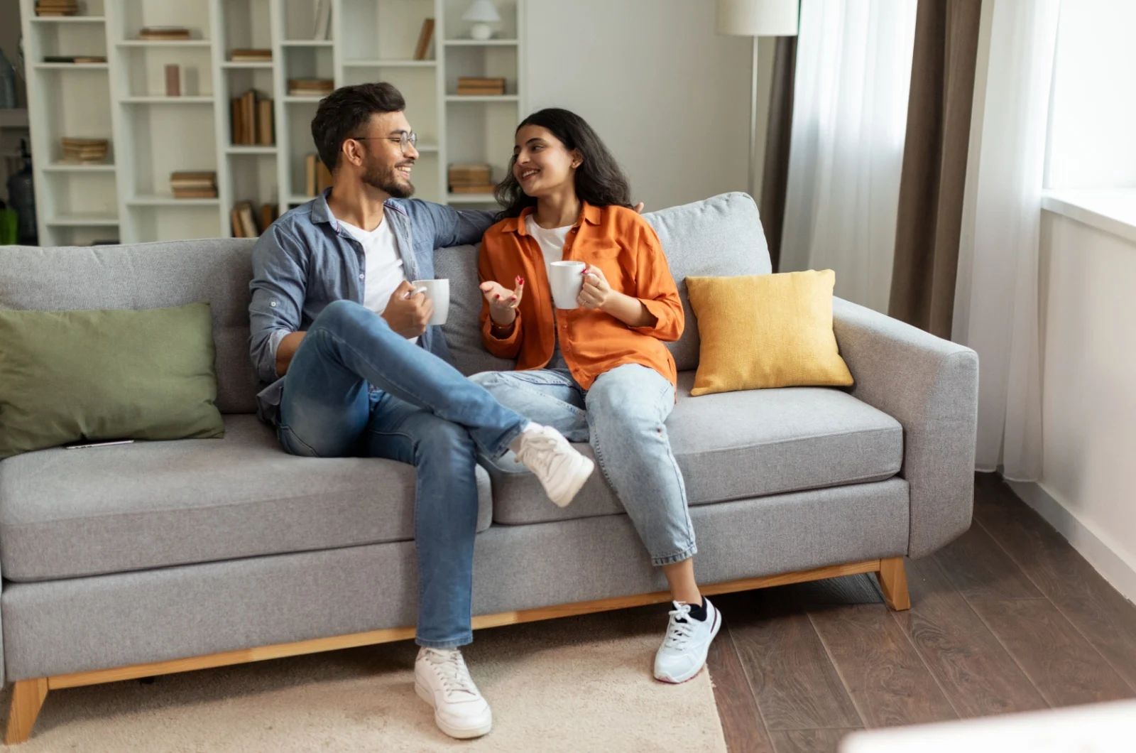 Mann und Frau auf der Couch