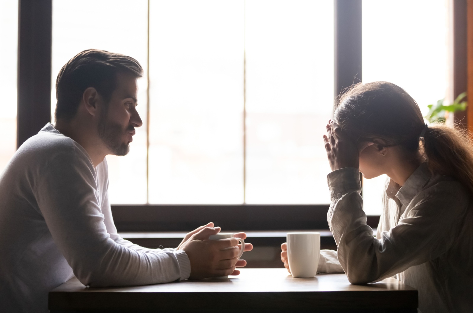 Mann und Frau unterhalten sich in der Bar
