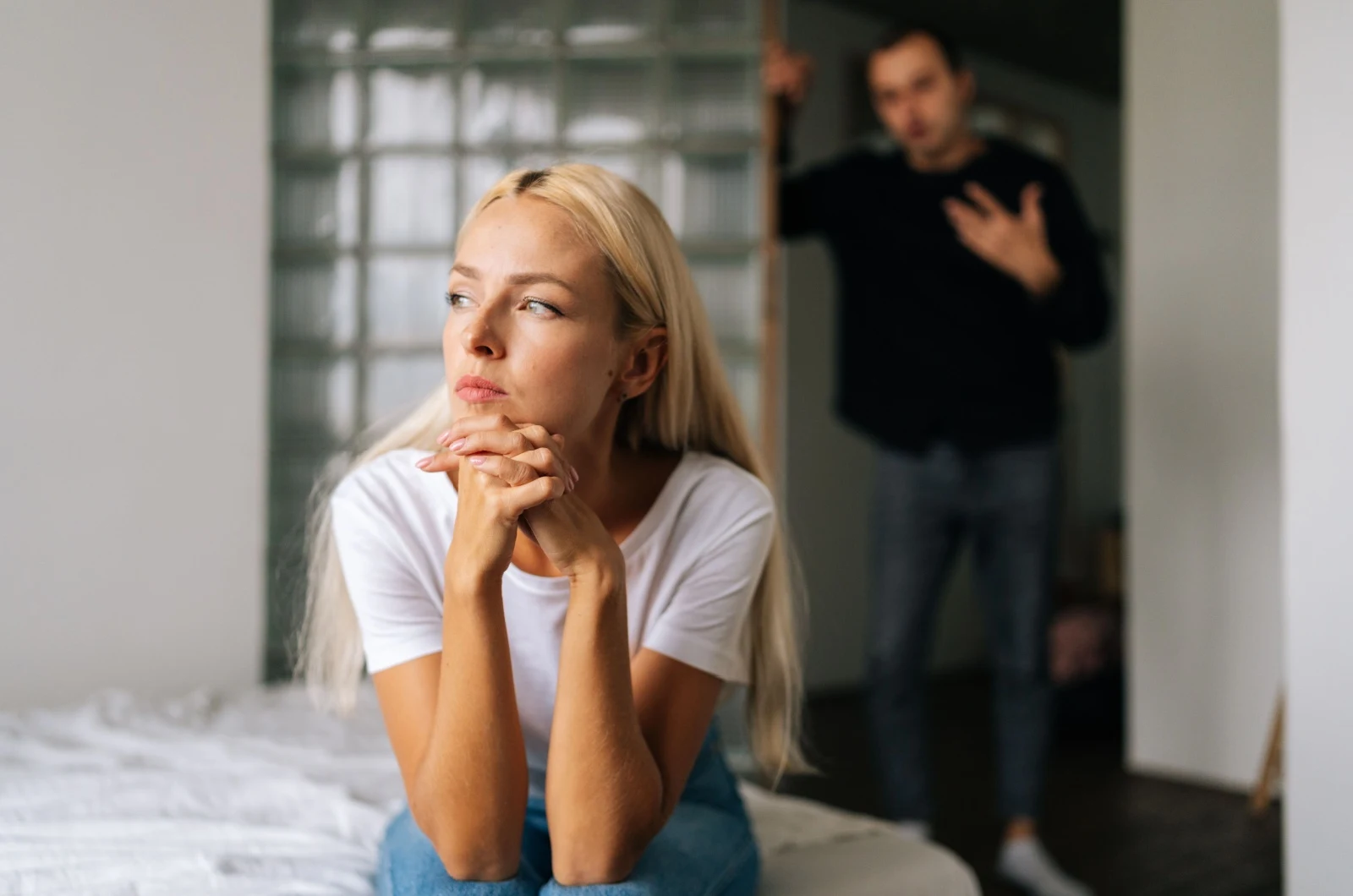 Mann und gestresste Frau