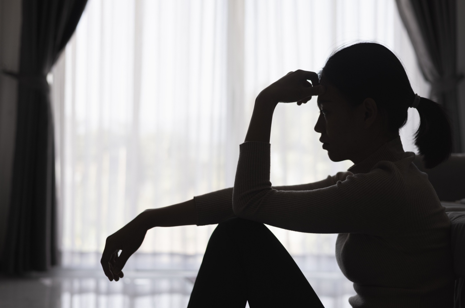 Silhouette einer traurigen Frau