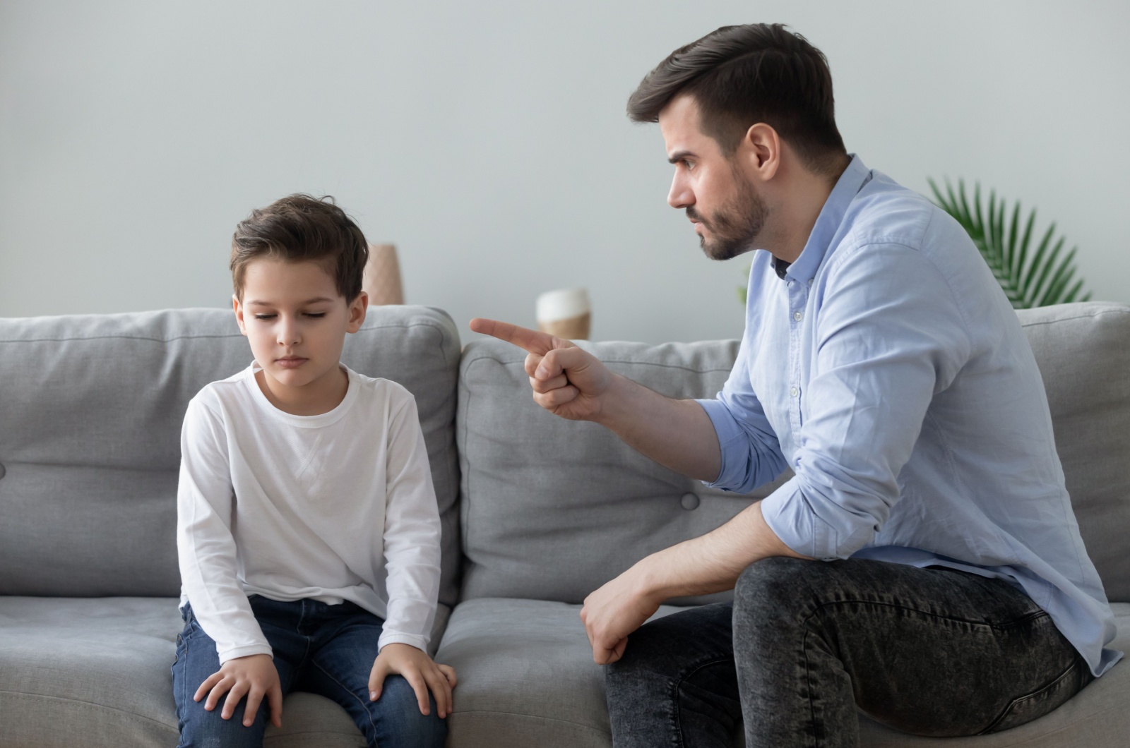 Vater schimpft mit Sohn