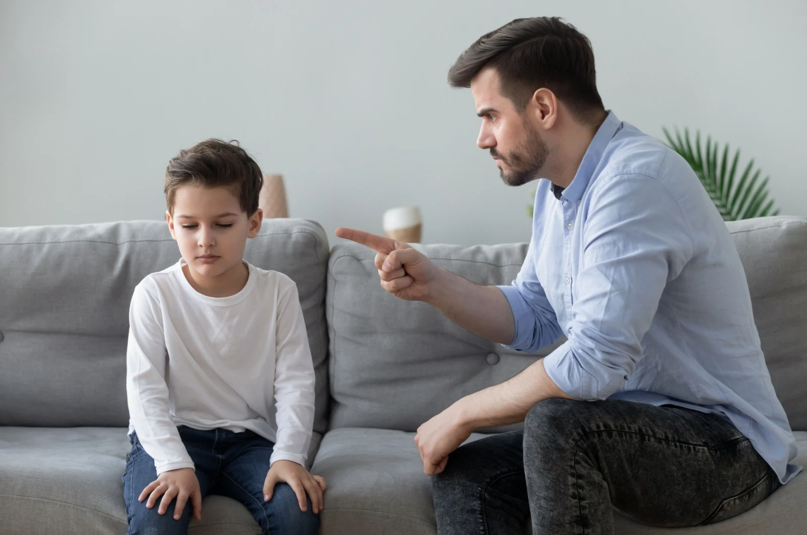 Vater schimpft mit Sohn