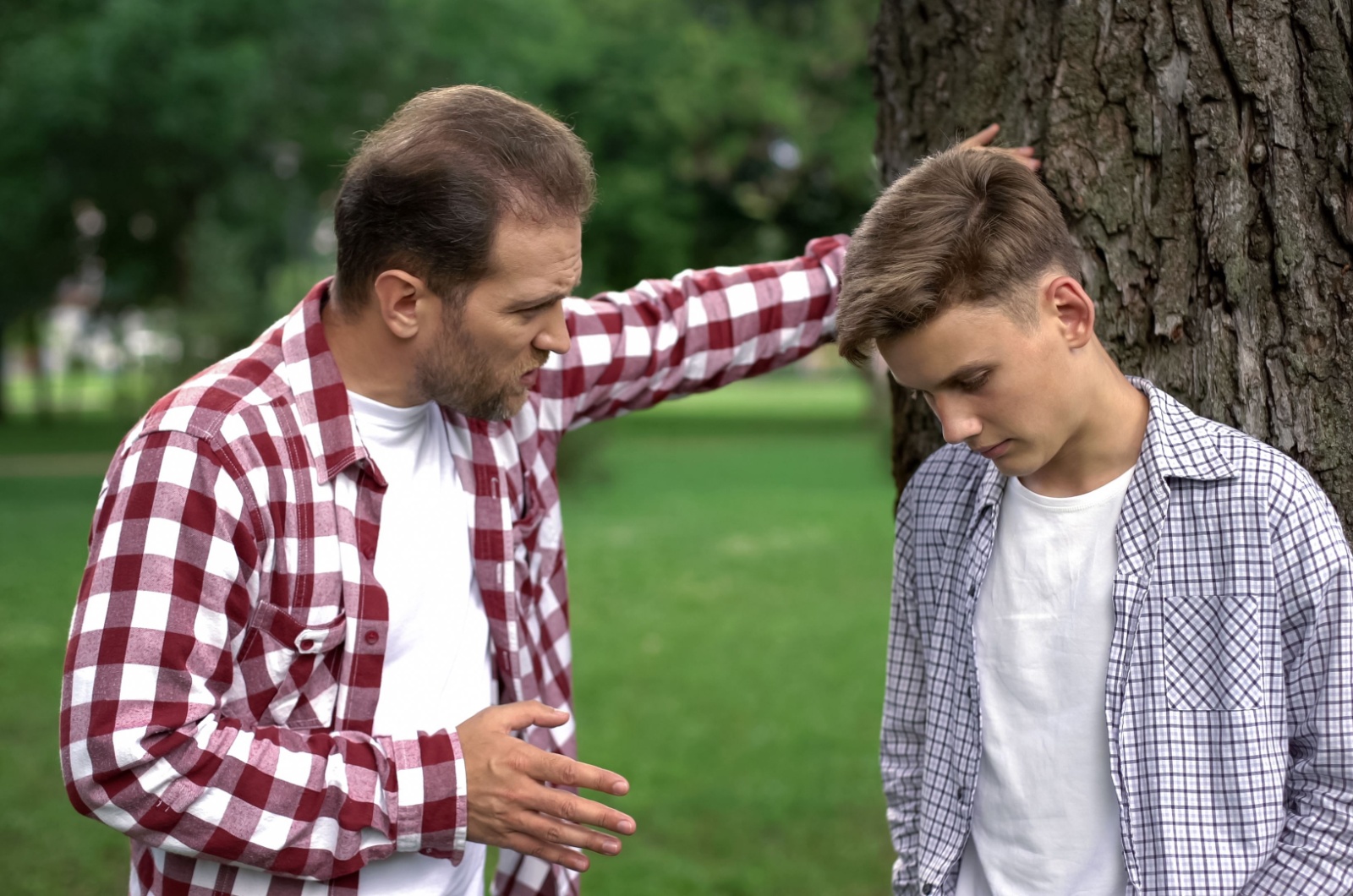 Vater schimpft mit einem Teenager