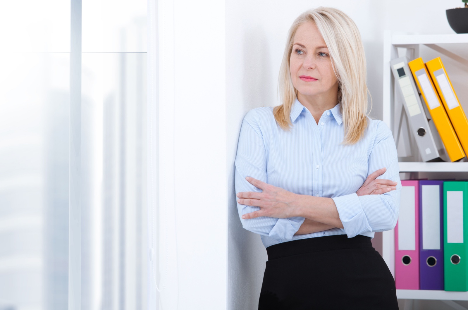 blonde Frau mittleren Alters