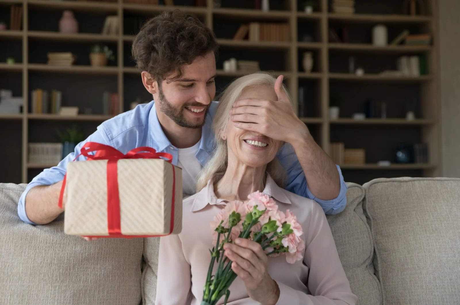 frau mittleren alters die ein geschenk haelt