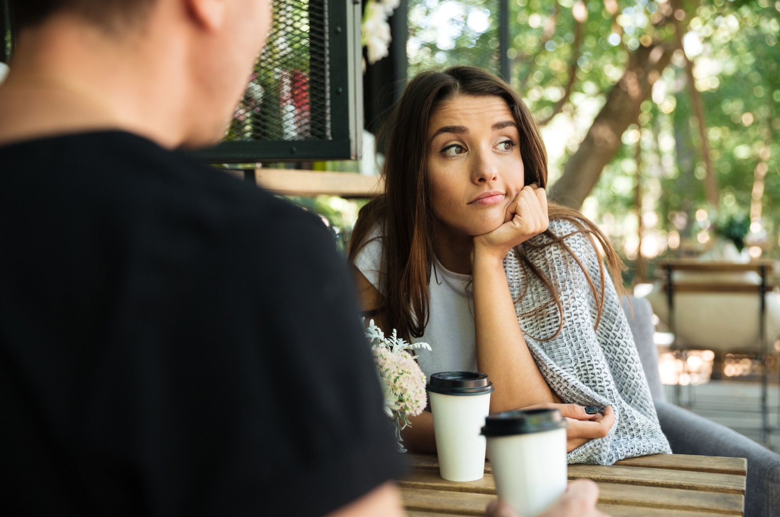 gelangweilte Frau beim Date