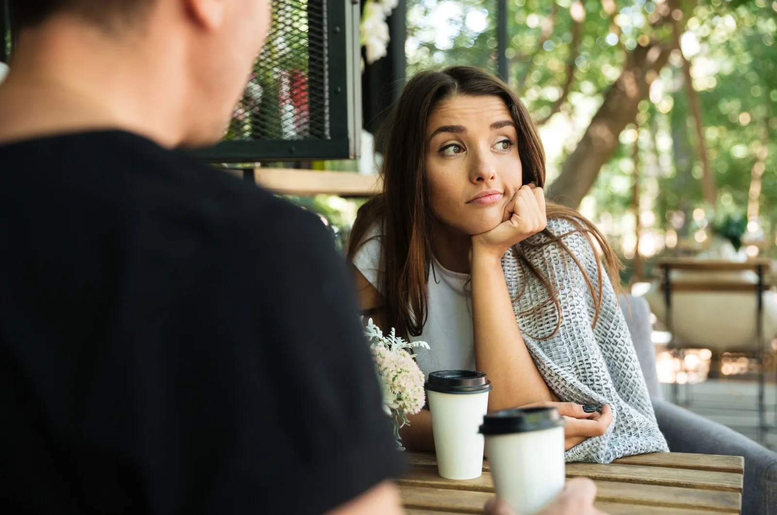 gelangweilte Frau beim Date