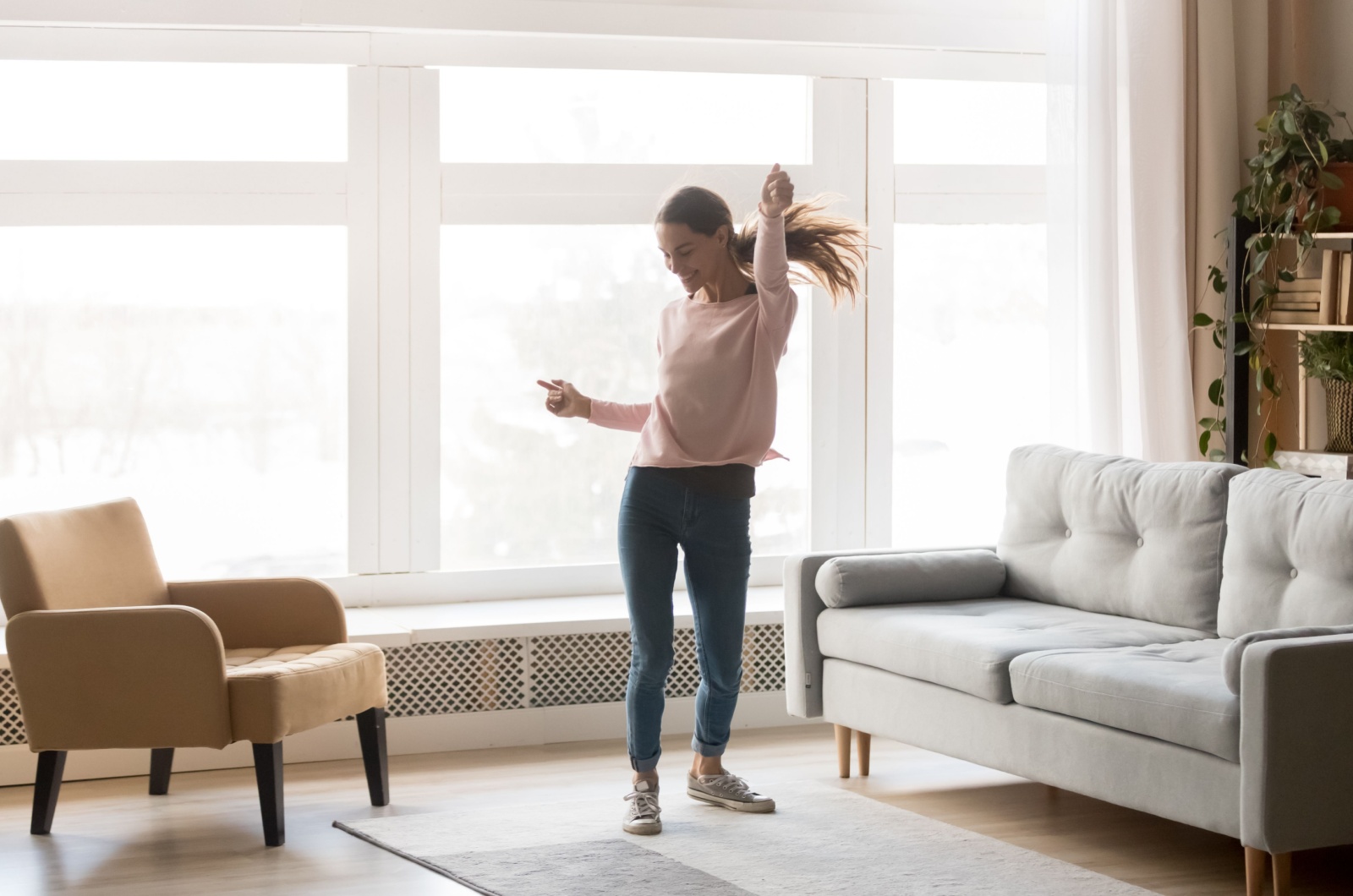 glueckliche Frau im Haus