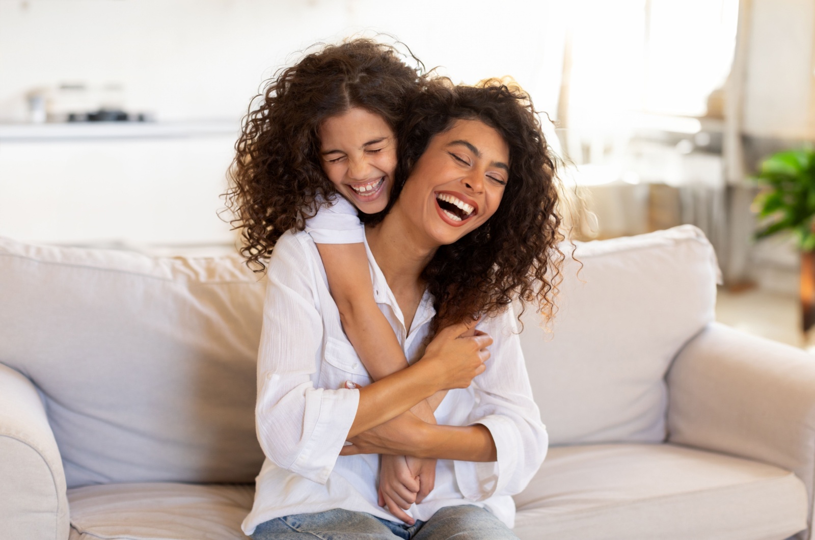glueckliche Mutter und Tochter