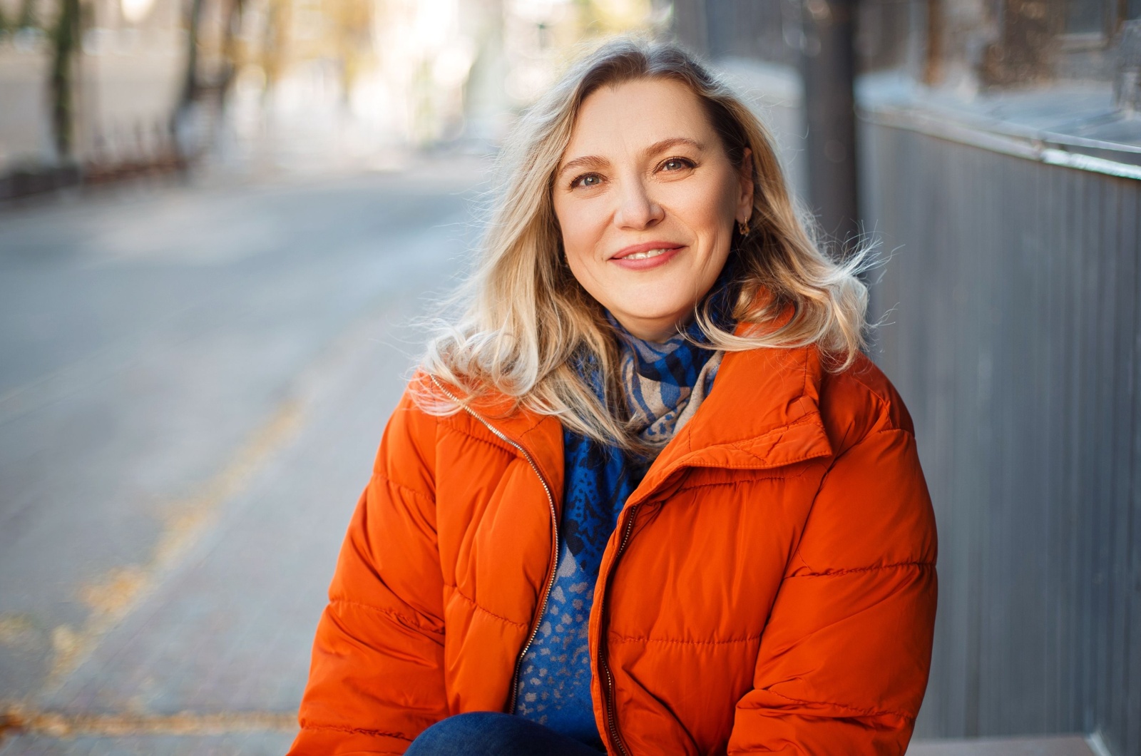 glueckliche blonde Frau
