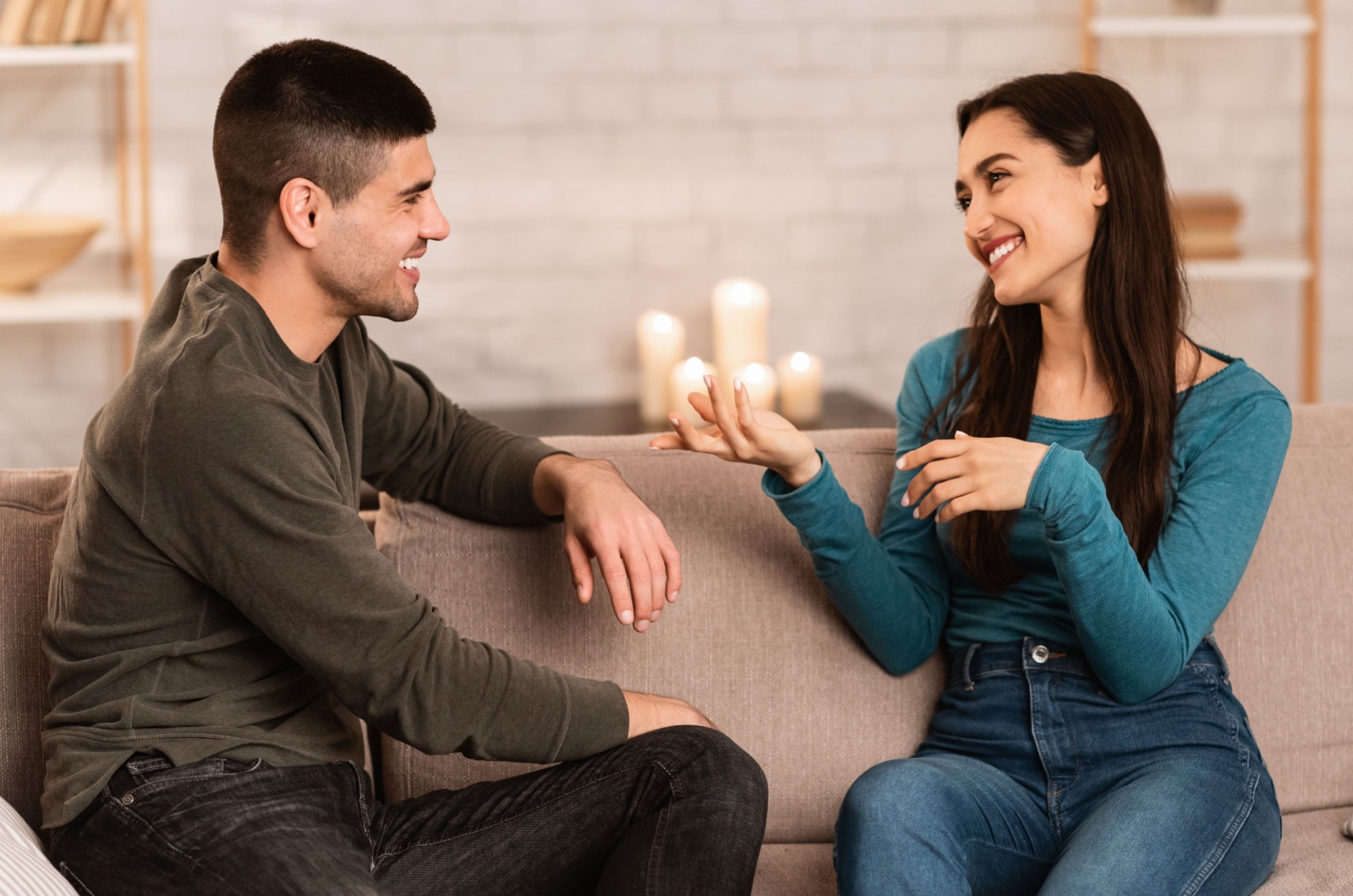 glueckliches Paar im Haus