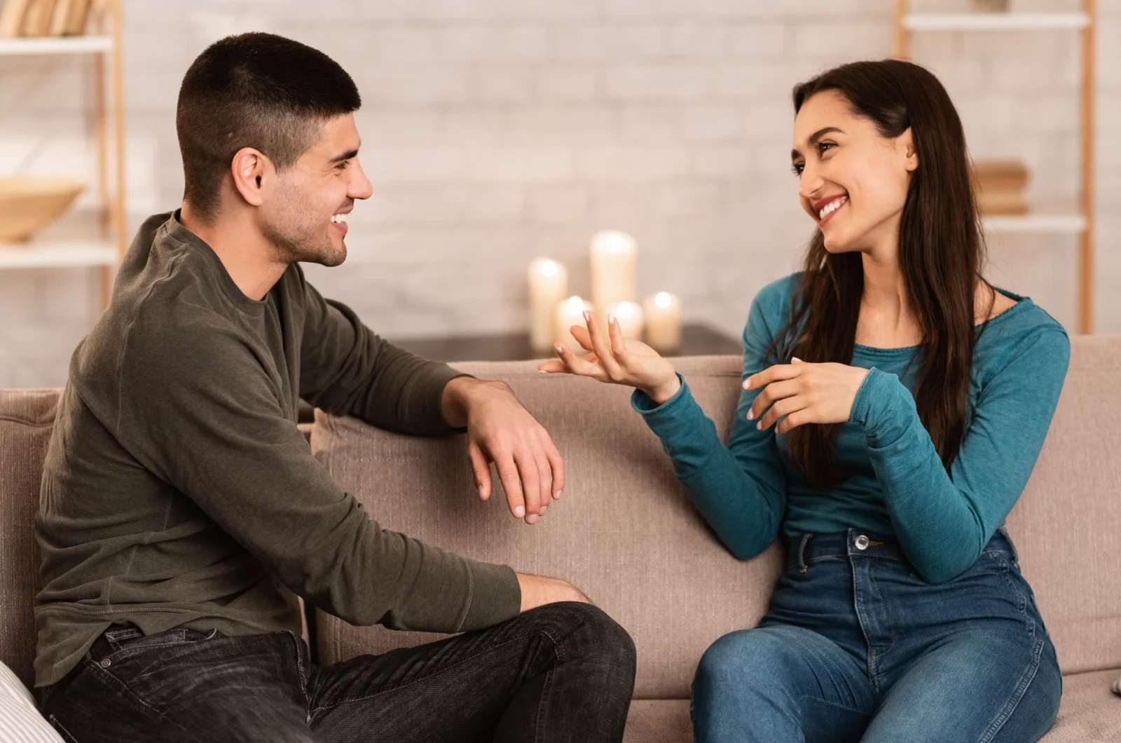 glueckliches Paar im Haus