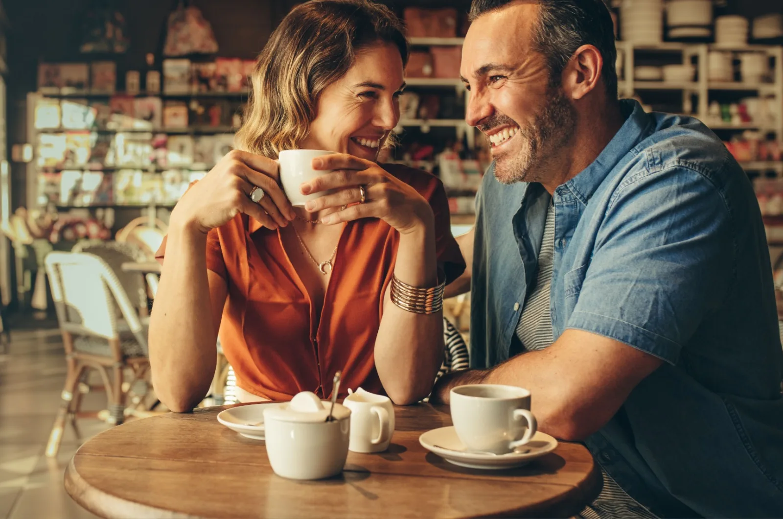 glueckliches Paar lacht