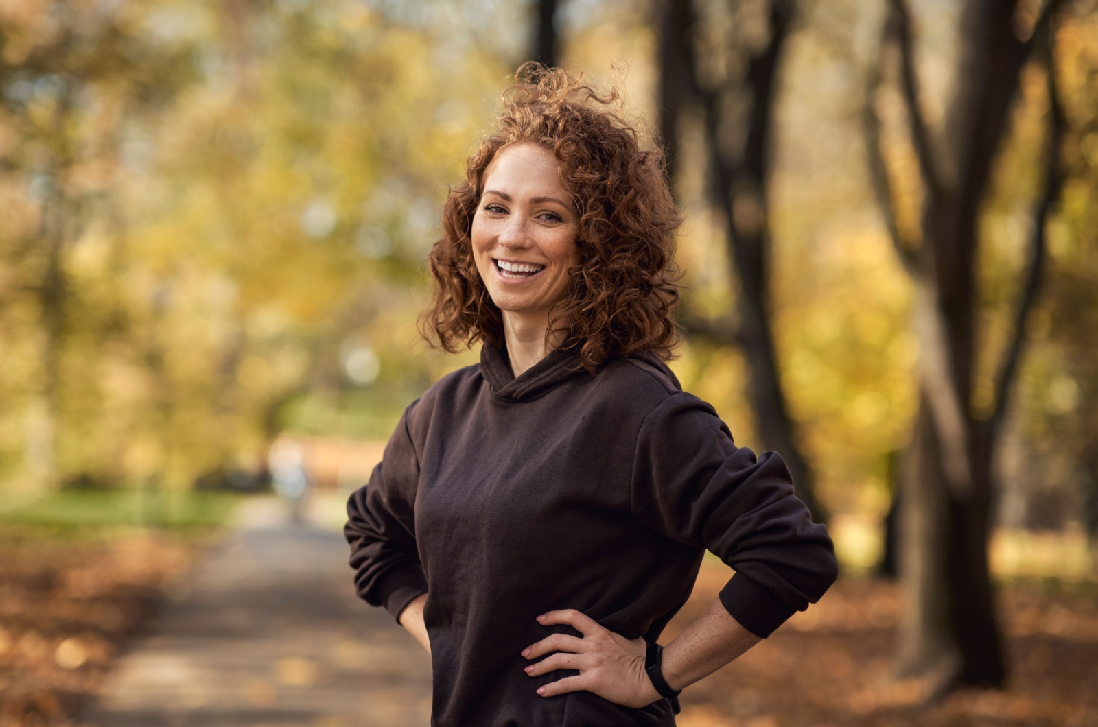schoene Frau im Park