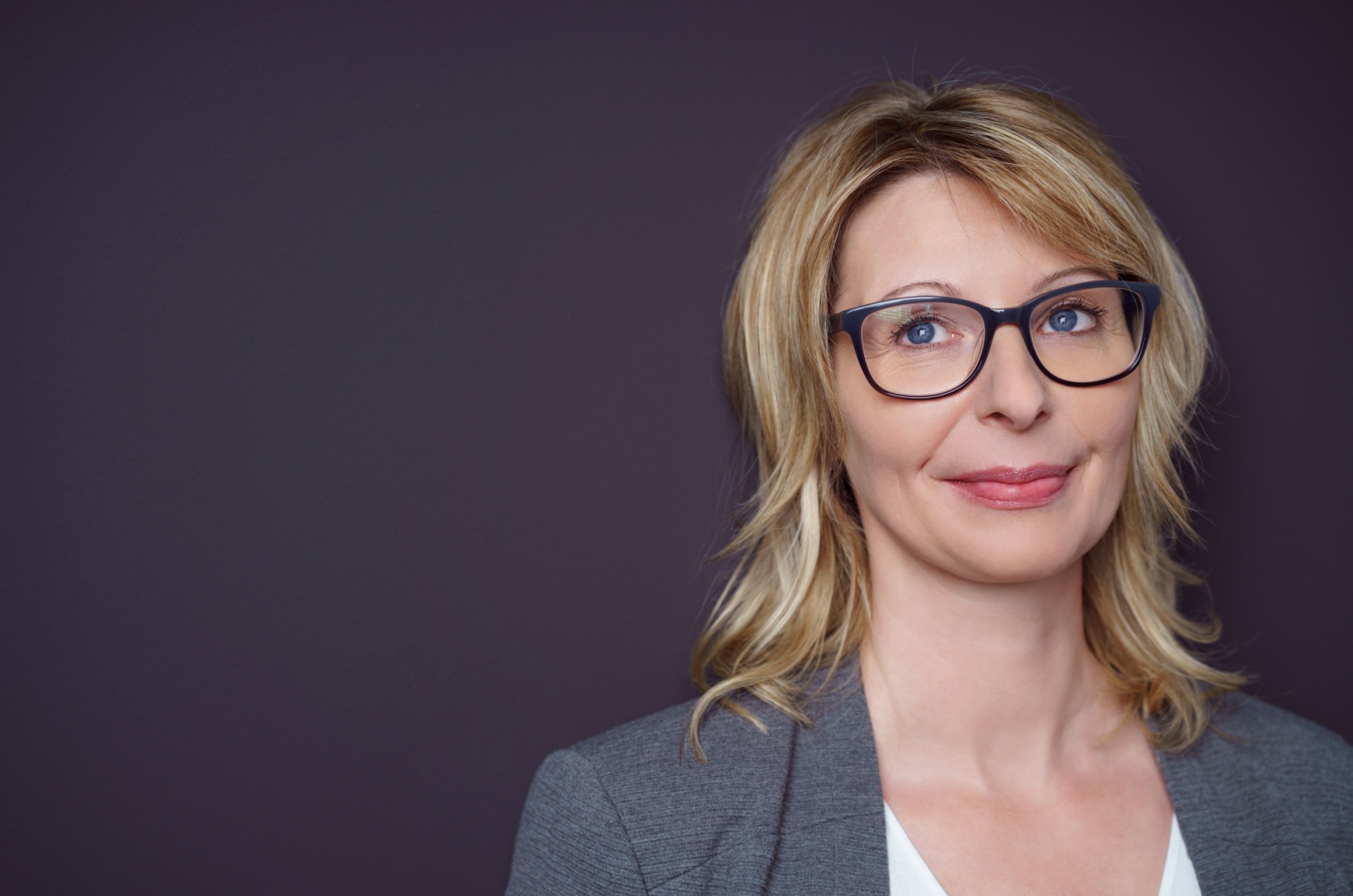 schoene blonde Frau mittleren Alters