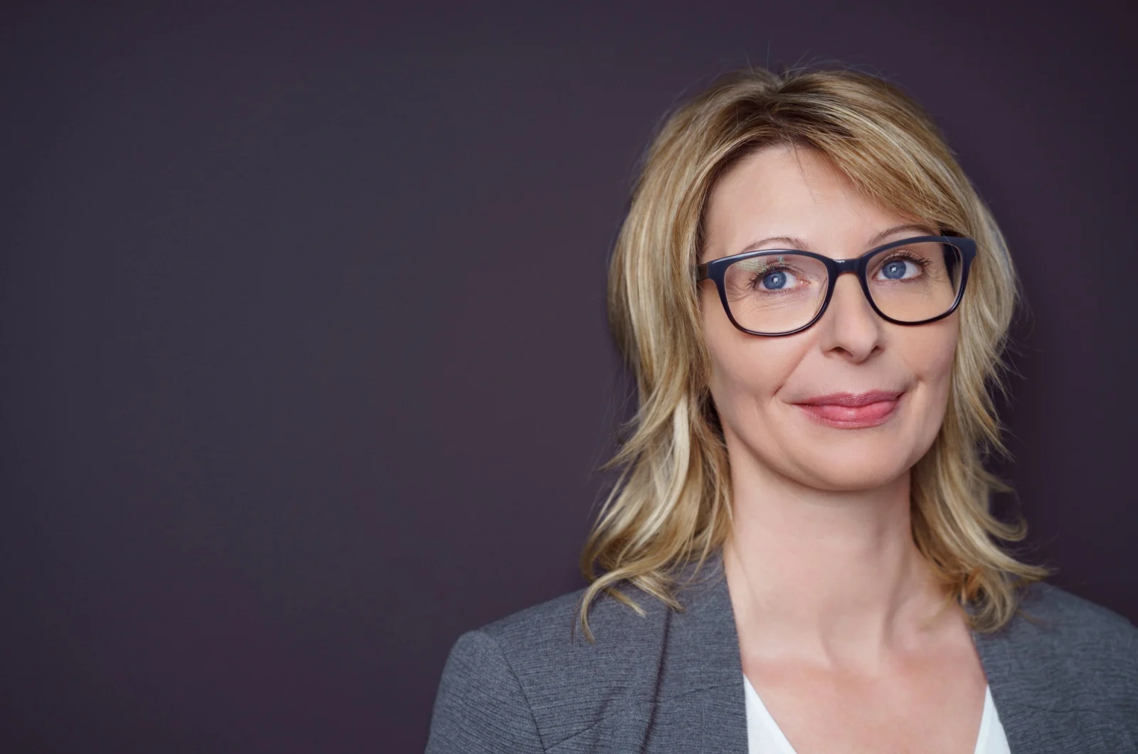 schoene blonde Frau mittleren Alters