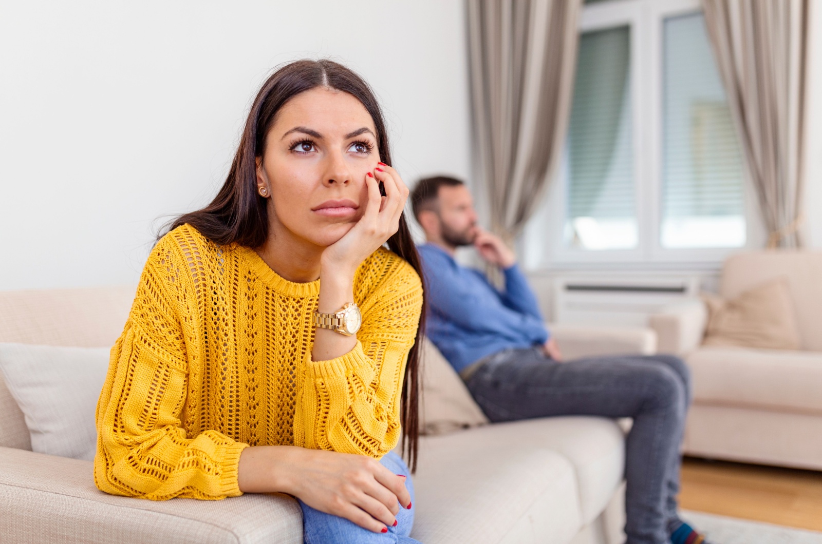 traurige Frau auf der Couch