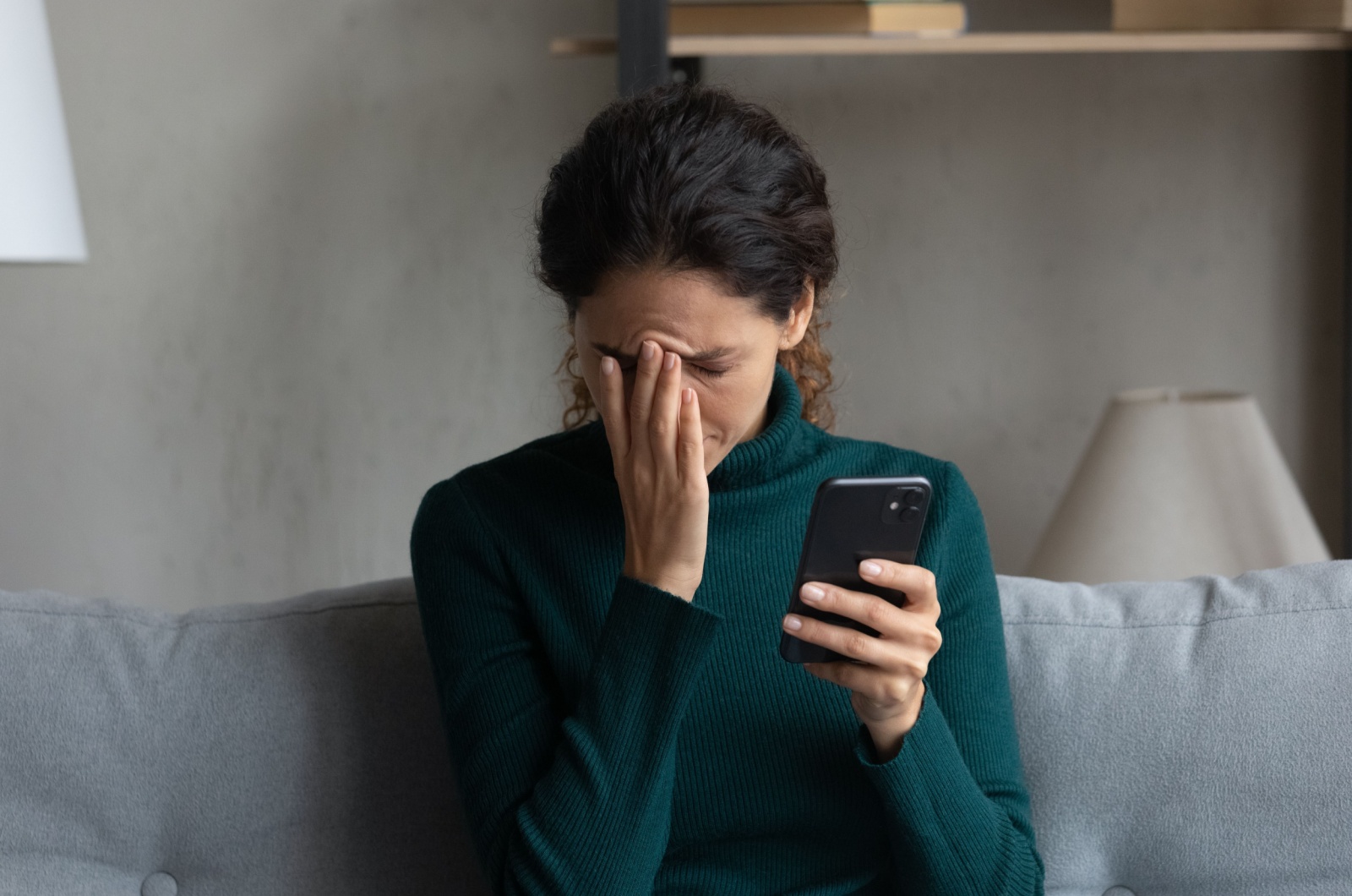 traurige Frau mit Telefon