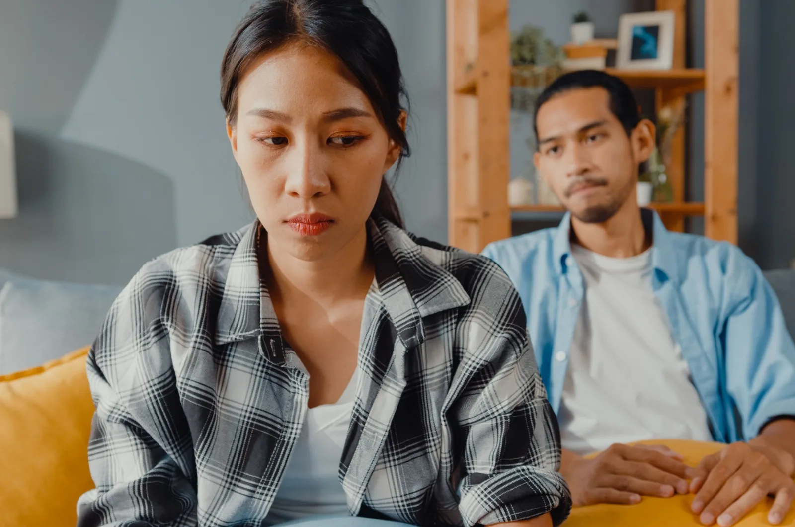 traurige asiatische Frau