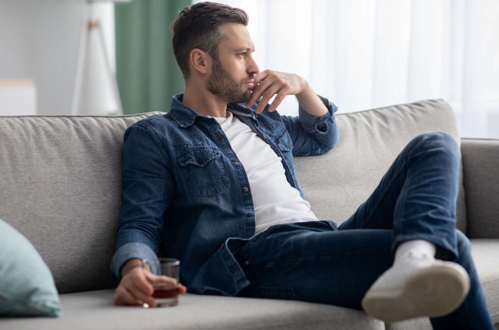 trauriger Mann auf der Couch